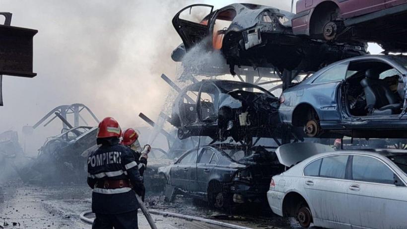 Incendiu puternic la Agigea: au ars 6 hectare de vegetație uscată și 13 mașini dezmembrate