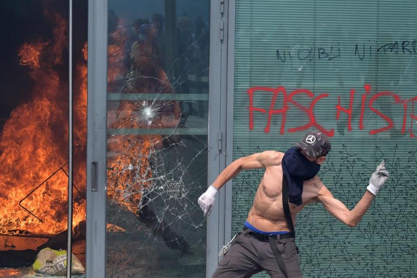 Șoc și groază! Locuința unui primar din suburbia Parisului, atacată și incendiată de protestatari 18848012