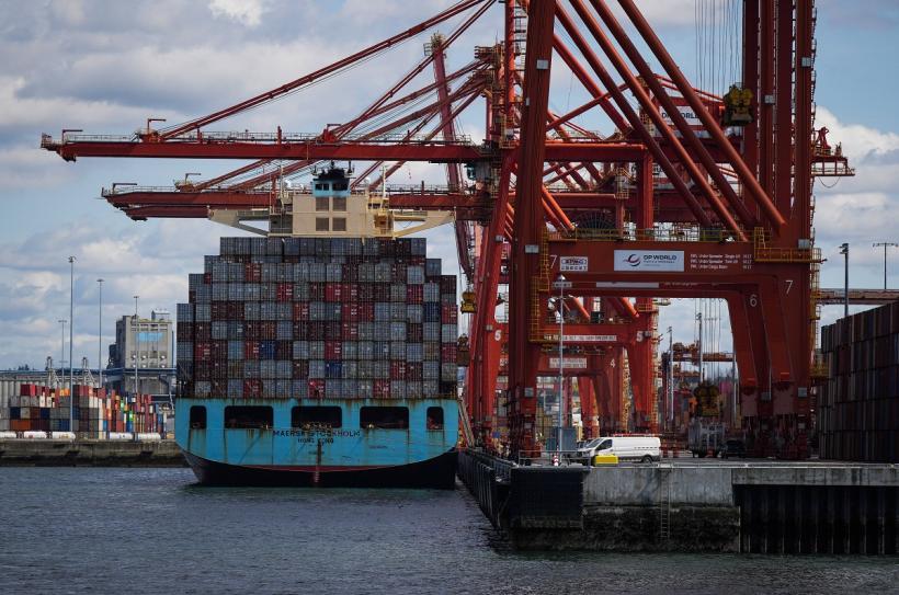 Mii de lucrători portuari din Columbia Britanică intră în grevă