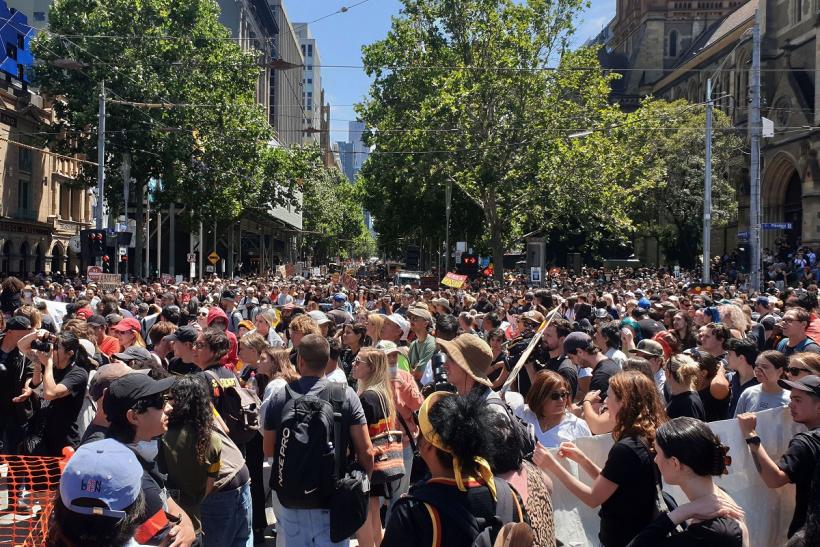 Mii de oameni se adună în toată Australia pentru a susține reforma indigenă
