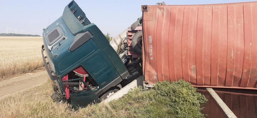 TIR plin cu ulei alimentar, răsturnat pe DN 2A. Trafic afectat în județul Constanța 18848129