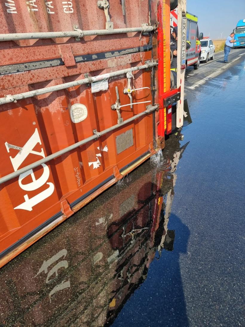 TIR plin cu ulei alimentar, răsturnat pe DN 2A. Trafic afectat în județul Constanța 18848130