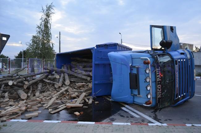 Trafic blocat pe DN 2, la ieșirea din Focșani: Un camion cu lemne s-a răsturnat