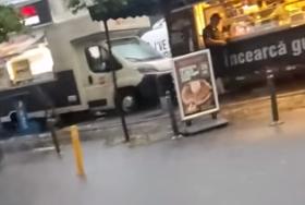 Furtuna face ravagii în Capitală: Copaci căzuți și mașini avariate 18848434