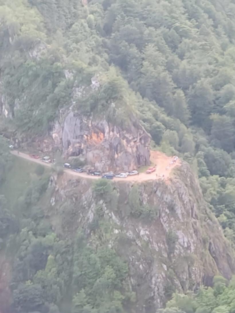 Alertă Salvamont: Peste 110 mașini și 200 de persoane ar fi blocate pe drumul spre Herculane 18848441