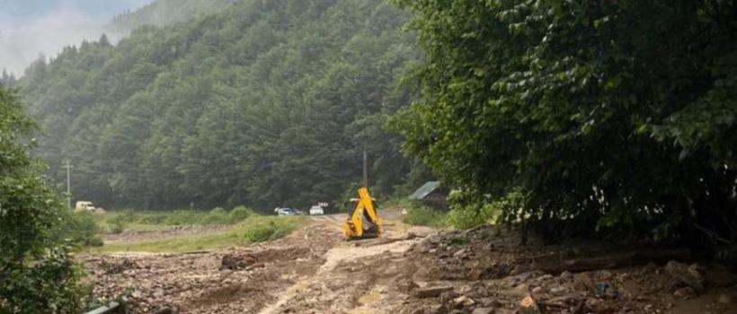 Alertă Salvamont: Peste 110 mașini și 200 de persoane ar fi blocate pe drumul spre Herculane 18848442