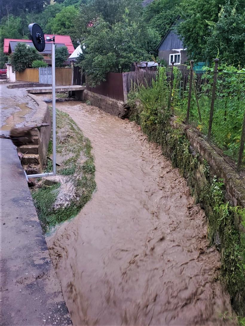 Aproape 30 de localități au fost lovite de vremea nemiloasă. Peste 3000 de pompieri au intervenit noaptea trecută la inundații  18848631