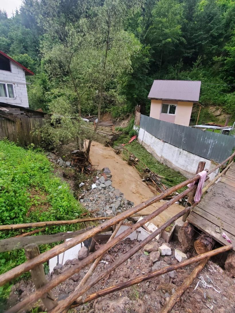 Aproape 30 de localități au fost lovite de vremea nemiloasă. Peste 3000 de pompieri au intervenit noaptea trecută la inundații  18848632