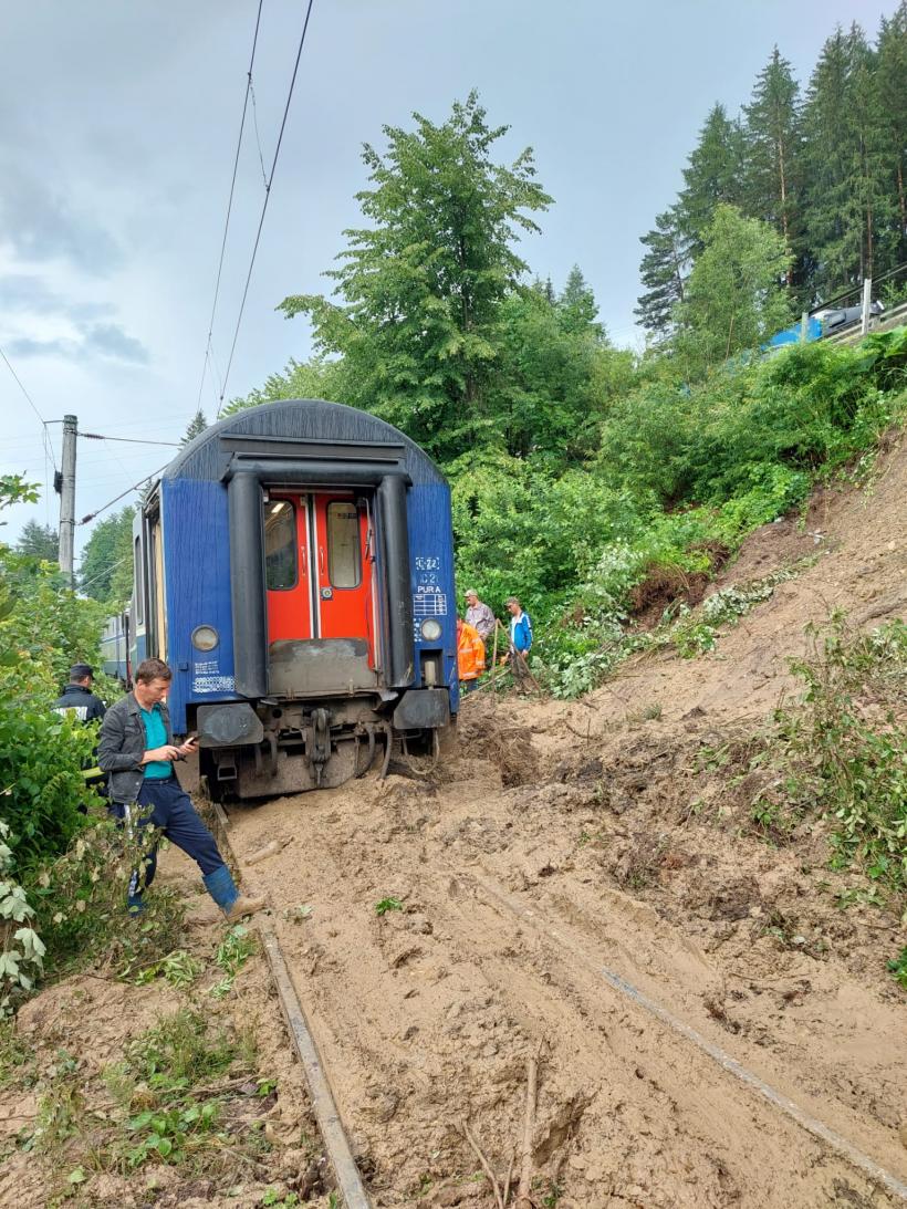 Aproape 30 de localități au fost lovite de vremea nemiloasă. Peste 3000 de pompieri au intervenit noaptea trecută la inundații  18848633