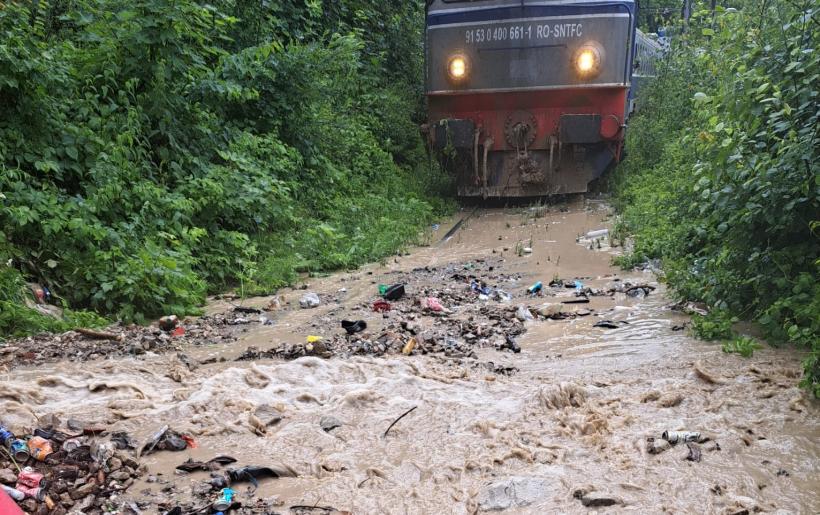 Două trenuri cu 450 de pasageri blocate de aluviuni la Suceava. Zona s-a aflat timp de o oră sub cod roșu de averse torențiale