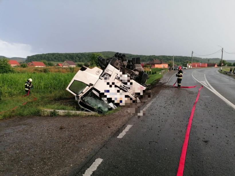 Un camion care transporta lipici s-a răsturnat în județul Mureș
