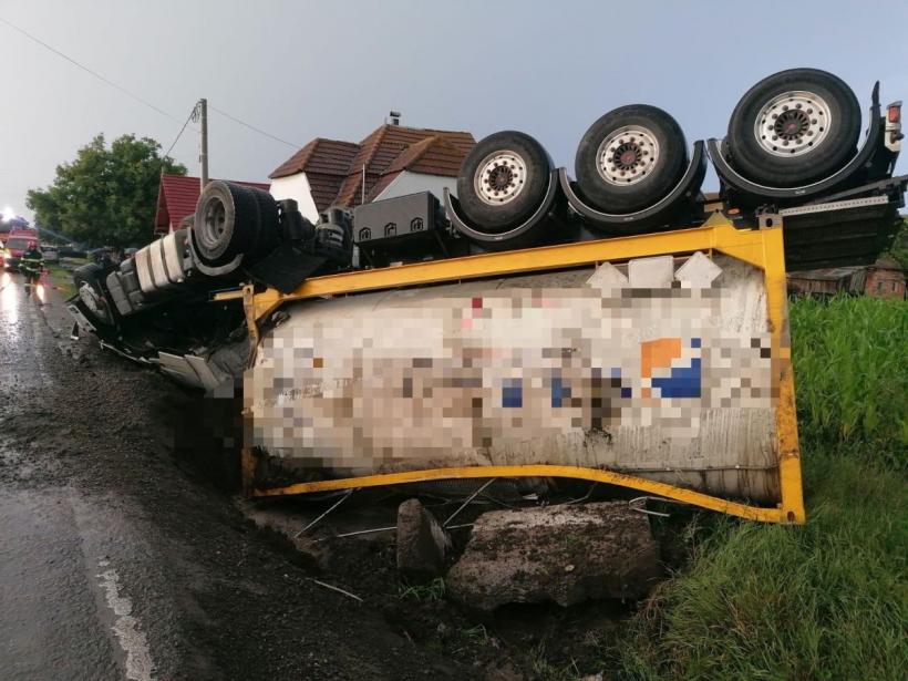 Un camion care transporta lipici s-a răsturnat în județul Mureș 18848821