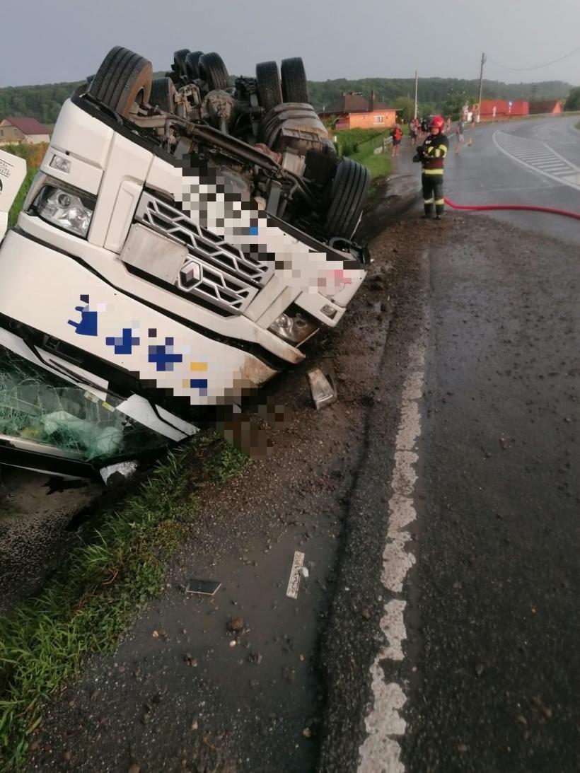 Un camion care transporta lipici s-a răsturnat în județul Mureș 18848822