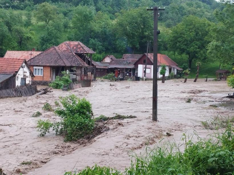 Cod roșu de inundații pe râuri din județul Caraș-Severin