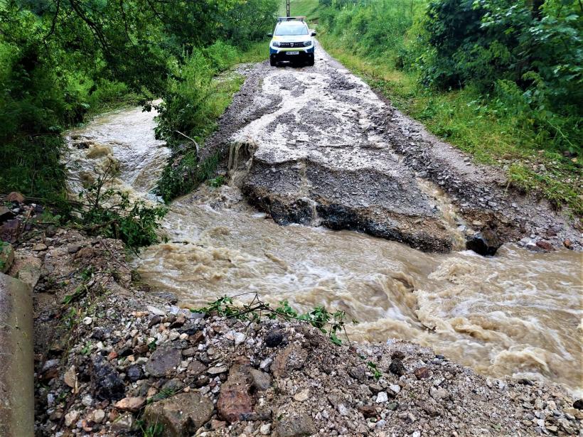 Restricții de circulație în Alba și Caraș-Severin din cauza ploilor puternice