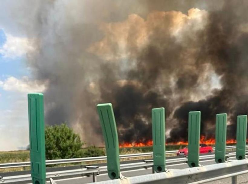 Atenție șoferi! Trafic oprit pe autostrada A2 București din cauza unui incendiu de vegetație