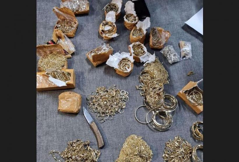 Cinci persoane reţinute în urma percheziţiilor într-un dosar de delapidare şi contrabandă cu bijuterii
