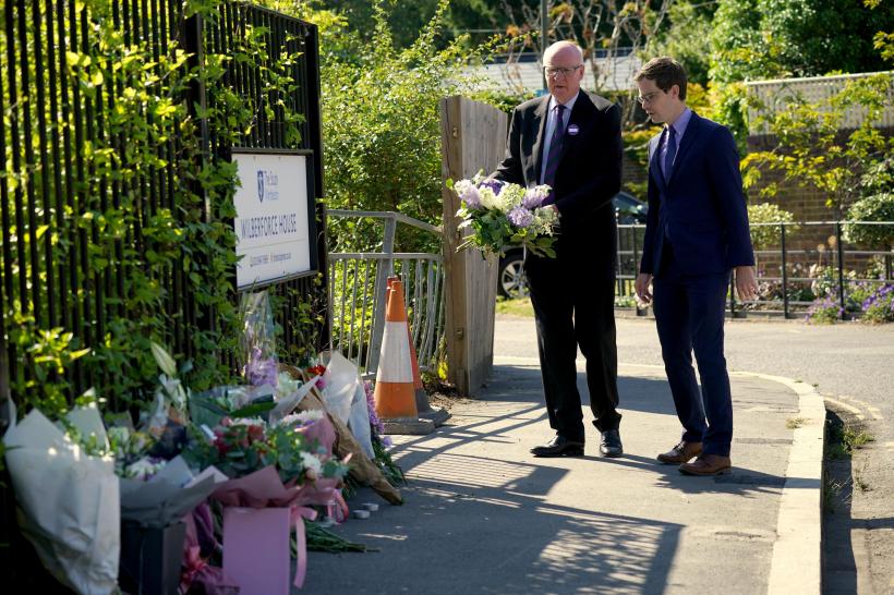 Două fetițe au murit după ce o femeie a intrat cu mașina în curtea unei școli din Londra 18849183