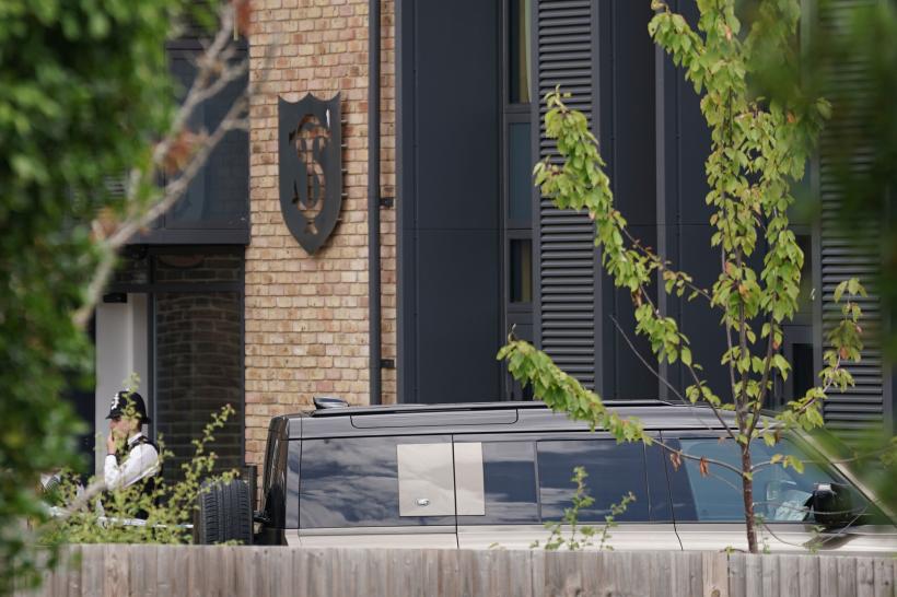 Două fetițe au murit după ce o femeie a intrat cu mașina în curtea unei școli din Londra 18849187