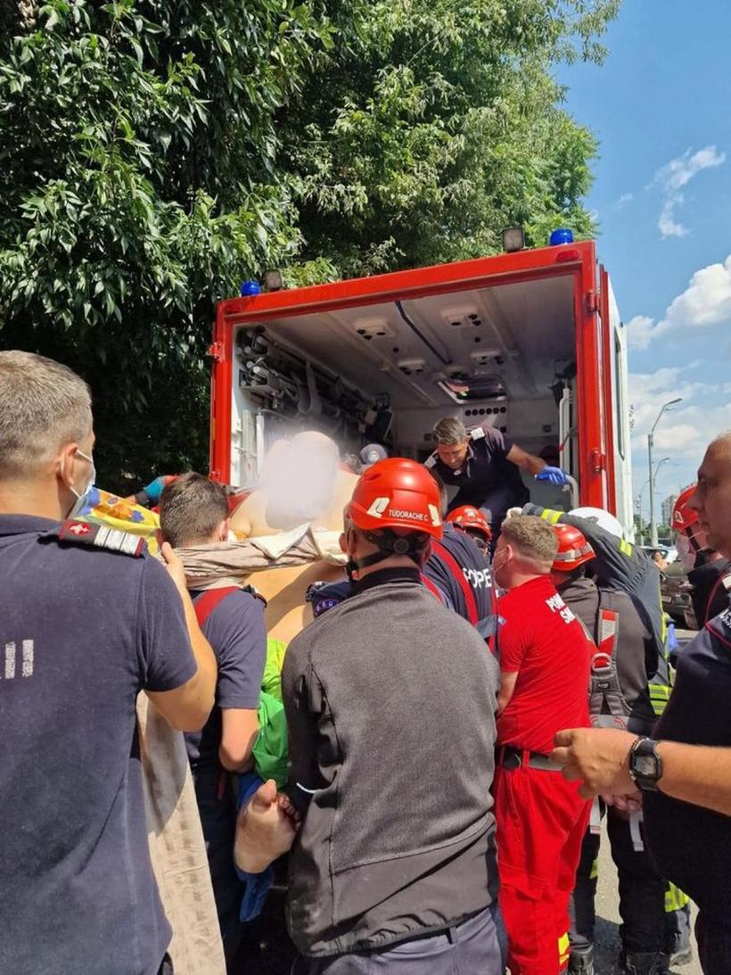 Un bărbat de 400 de kilograme care a suferit un AVC a fost salvat de peste 20 de salvatori pompieri, paramedici, medici și asistenți 18849328