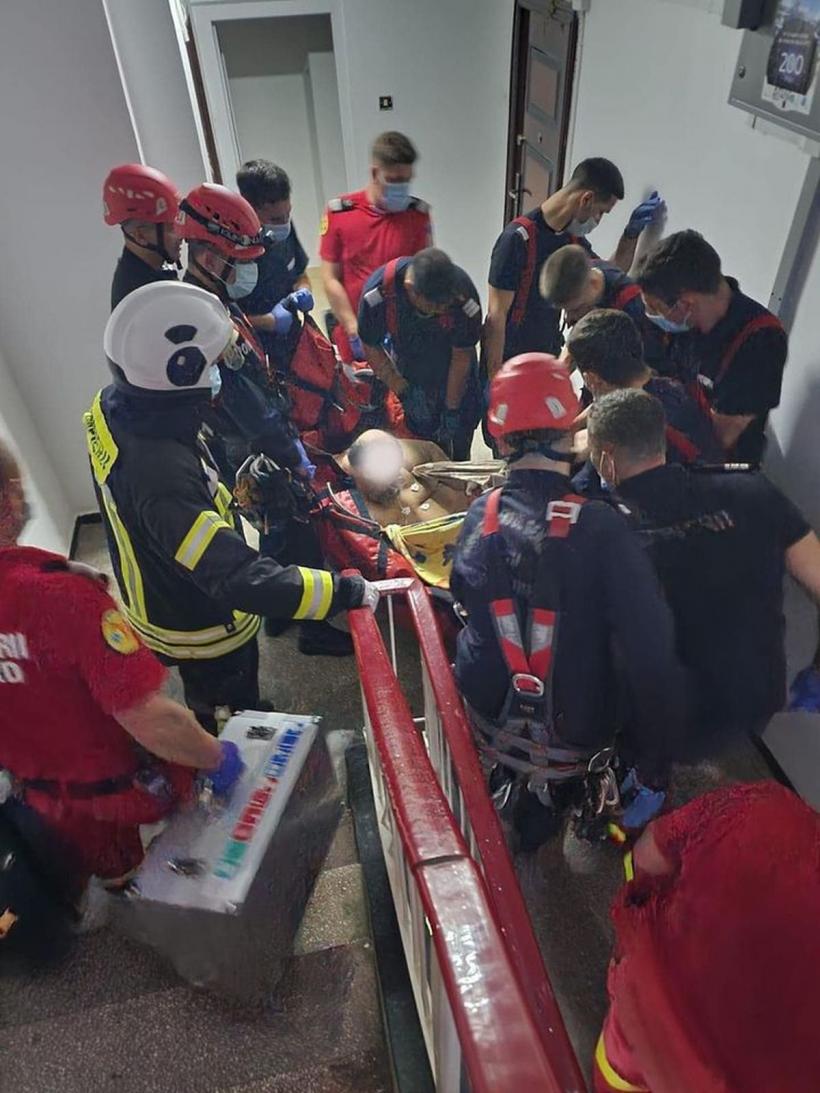 Un bărbat de 400 de kilograme care a suferit un AVC a fost salvat de peste 20 de salvatori pompieri, paramedici, medici și asistenți 18849329