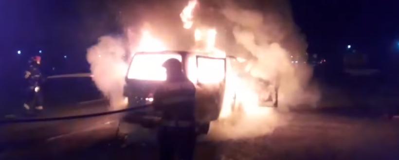 Un microbuz cu muncitori a luat foc