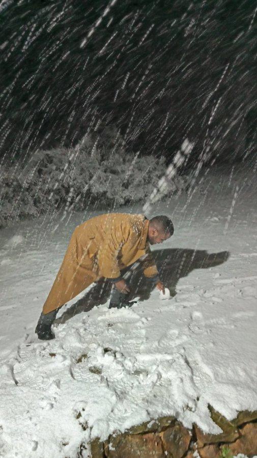 Lumea în imagini: Ninsoare puternică în Africa de Sud în iulie 2023. Fenomenul rar a scos oamenii la zăpadă 18849366