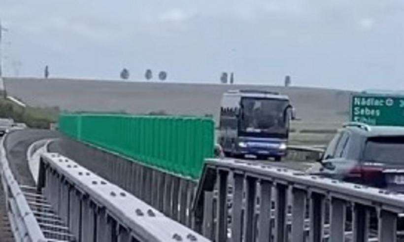 Șofer de autocar, filmat când dă cu spatele pe autostradă