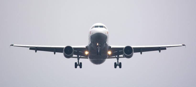 Avion deviat din cauza unui pasager supărat pe mâncare