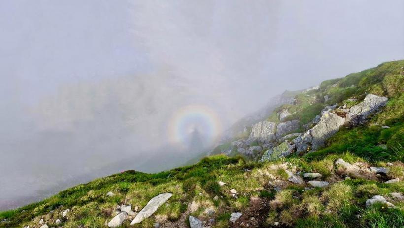 Efectul Gloria, surprins de un preot în Parâng: Dumnezeu pune o pauză și îți îmbracă umbra cu un curcubeu 18849694