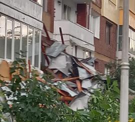 Imagini apocaliptice în Hunedoara! Furtuna puternică a făcut prăpăd: maşini distruse, copaci smulşi și acoperişuri luate de vânt