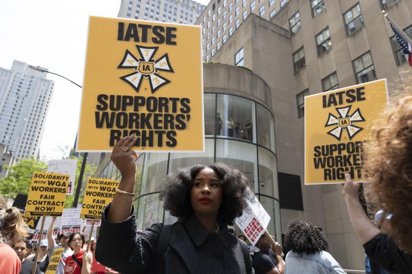 Criză fără precedent la Hollywood. Actorii se pregătesc de grevă, după ce scenariștii au întrerupt munca de două luni 18849786