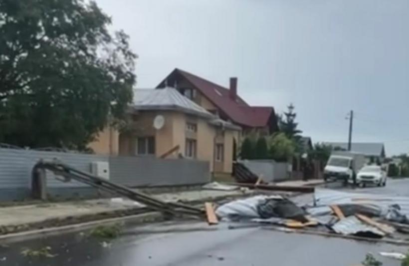 Furtună puternică în Suceava: copaci doborâți și acoperișuri smulse de vânt 18849841