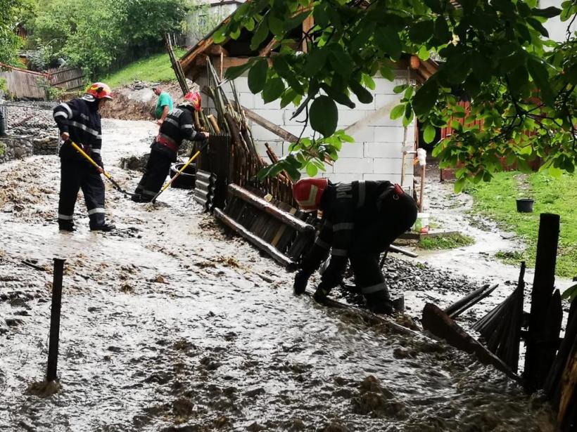 Prăpăd în România: 18 județe afectate de furtuni. Doi oameni, surprinși de prăbușirea unor copaci