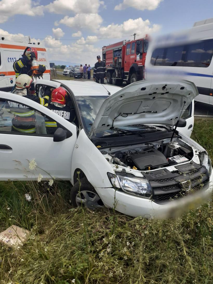Autocar implicat într-un accident rutier în Arad