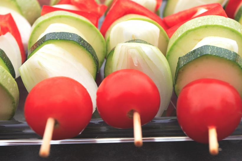 Castraveții în rețete: Mast o khiar, Tarator, Sunomono, Tzatziki sau Horiatiki 18849861