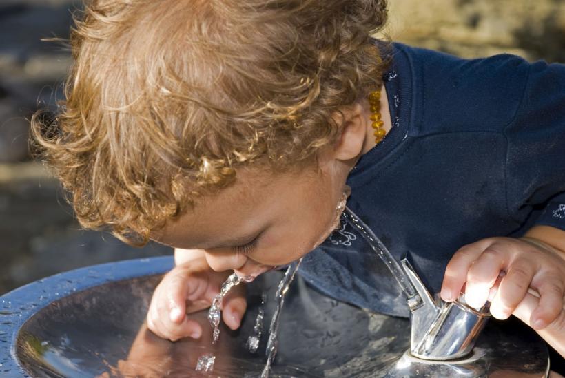 Câtă apă trebuie să bea copilul tău zilnic. Metode prin care să-l încurajezi să consume mai multe lichide