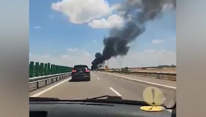 Un autoturism a luat foc pe autostrada A2 București - Constanța