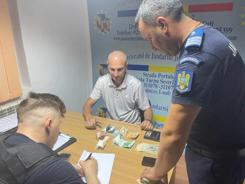 Un jandarm a găsi un portofel cu 1.500 de euro și mai multe documente într-o parcare 18850009