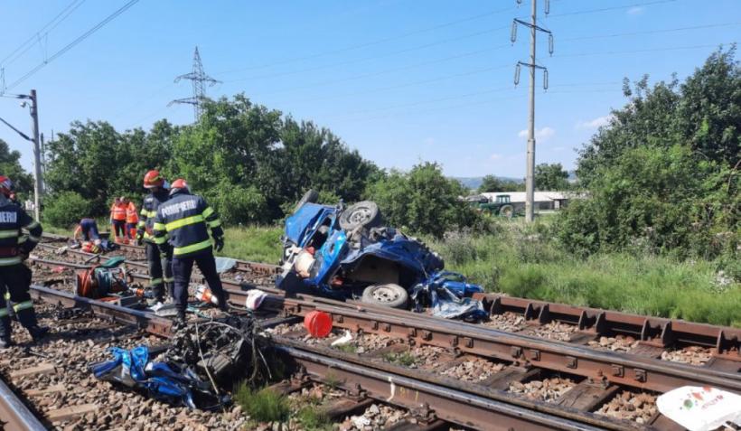 Accident cumplit la Bacău. O mașină a fost spulberată de un tren. Patru persoane au murit. Printre victime sunt doi copii