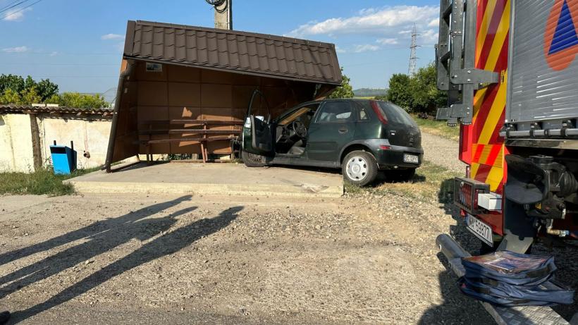 Un șofer a intrat cu mașina în stația de autobuz, în județul Vaslui