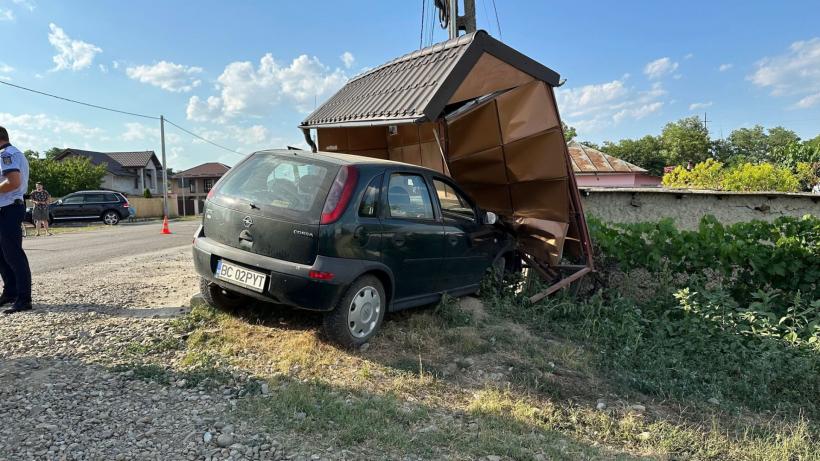 Un șofer a intrat cu mașina în stația de autobuz, în județul Vaslui 18850188