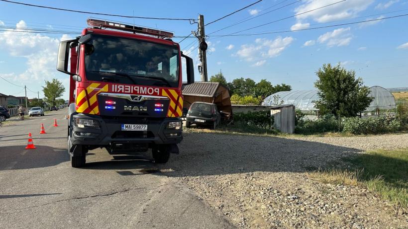 Un șofer a intrat cu mașina în stația de autobuz, în județul Vaslui 18850189