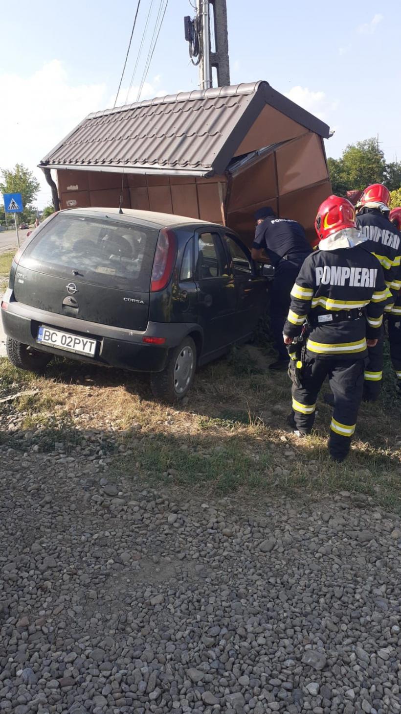 Un șofer a intrat cu mașina în stația de autobuz, în județul Vaslui 18850190