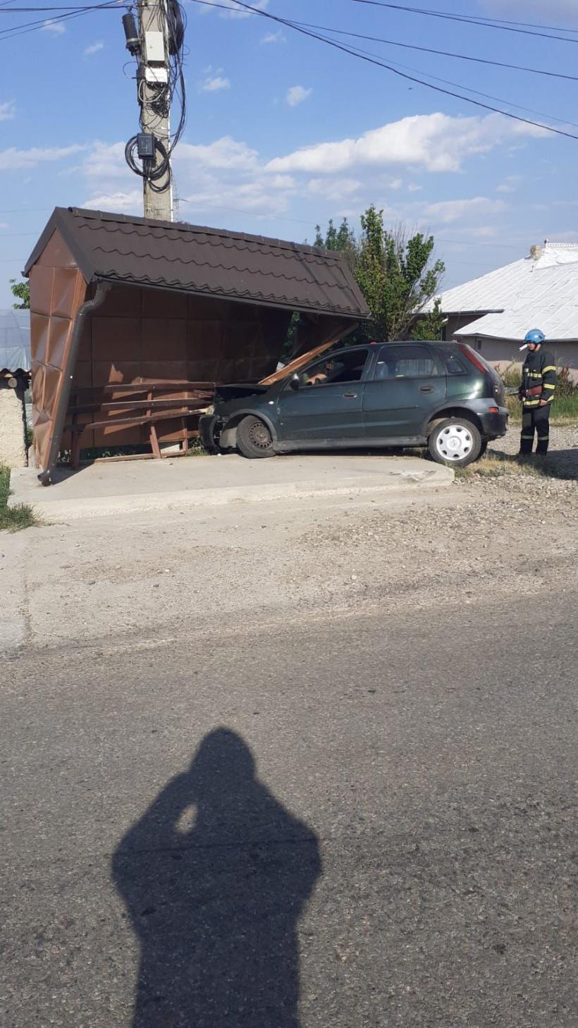 Un șofer a intrat cu mașina în stația de autobuz, în județul Vaslui 18850191