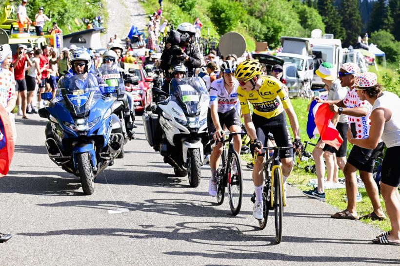 Incident la Turul Franței. Zeci de cicliști au căzut din cauza unui spectator care își făcea selfie