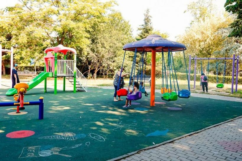 ​​​​​​​S-au finalizat lucrările la cele 4 locuri de joacă din Piața Circului de Stat 18850318