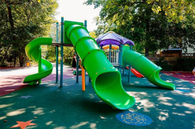​​​​​​​S-au finalizat lucrările la cele 4 locuri de joacă din Piața Circului de Stat 18850319