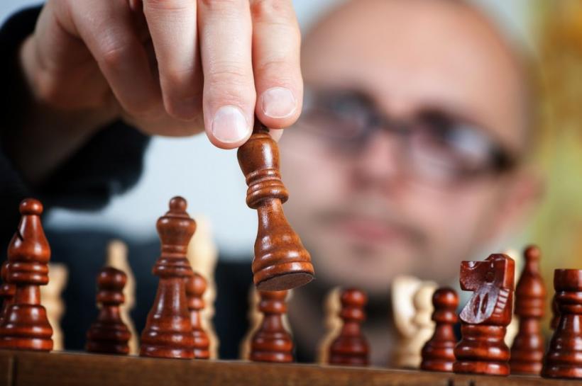 Șahul și cuvintele încrucișate, mai eficiente decât socializarea în prevenirea demenței