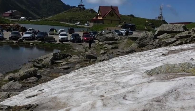 La Bâlea Lac sunt 16 grade. Turiștii se bucură de răcoare și se joacă în zăpadă 18850561